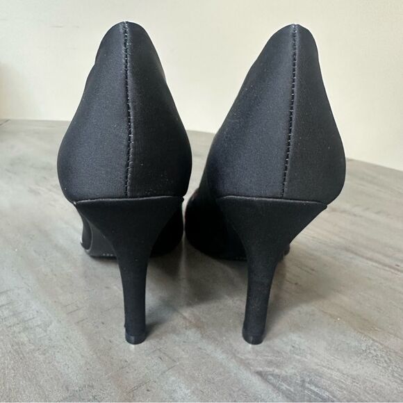 Nine West Ambitious, Black and White Floral Heels. - Picture 5 of 6